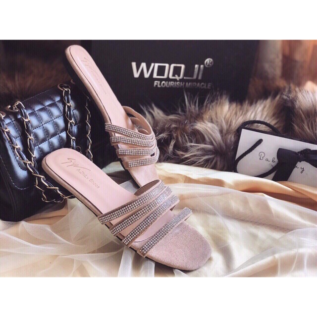❤️❤️❤️ Dép lê 4 dây xoàn QC form lớn hơn bt 2 size . Xoàn sáng kiểu dáng tiểu ther sang chảnh. Hàng có sẵn 1 màu nude ✔️