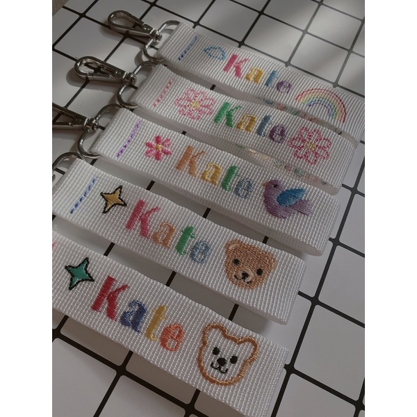 Name tag móc khoá thêu tên theo yêu cầu màu trắng