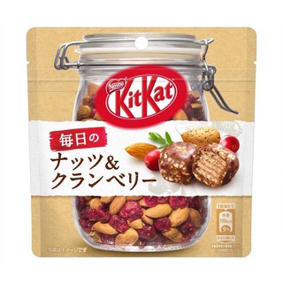 Kitkat Ruby chocolate và Kitkat chocolate hạnh nhân