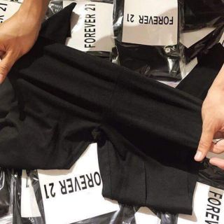 Quần legging forever 21...chất vải dày dặn.. Đường may khít... Không  bay màu ...