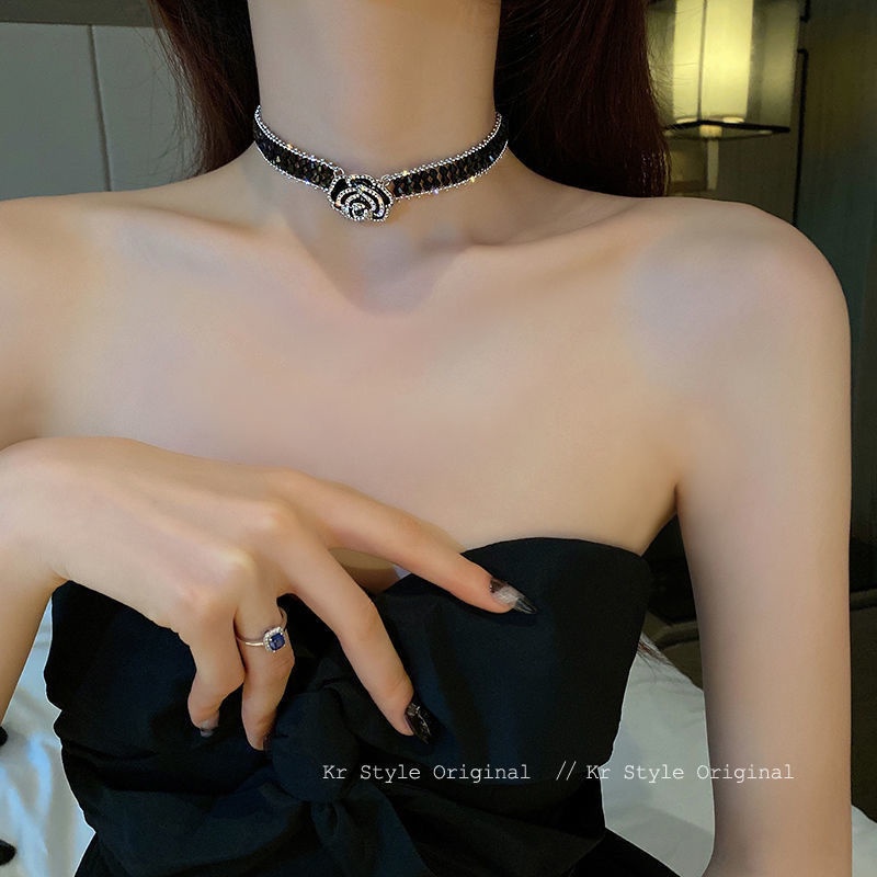 Dây Chuyền Pha Lê Đen Phối Mặt Hoa Trà Phong Cách Mới Sang Trọng Cho Nữ