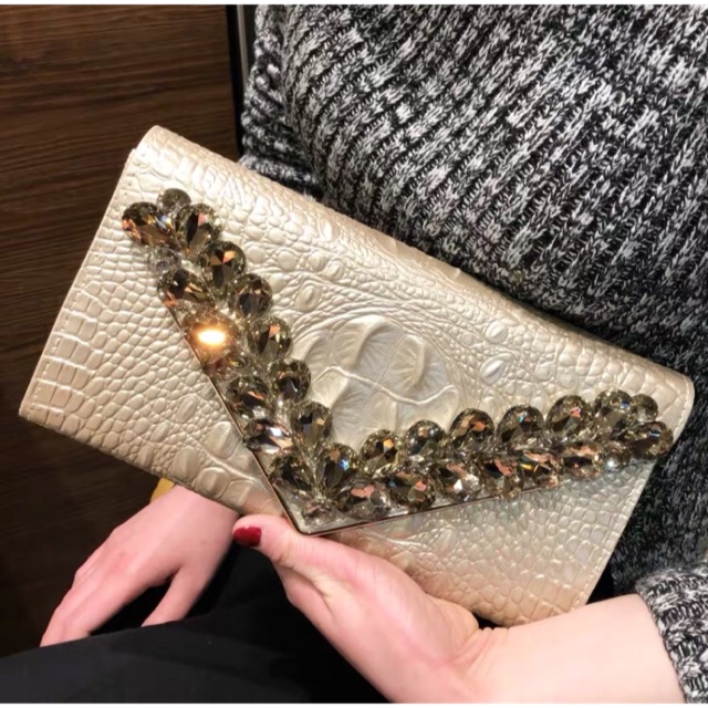 Clutch cầm tay đính đá hình chữ V( Hàng Order)