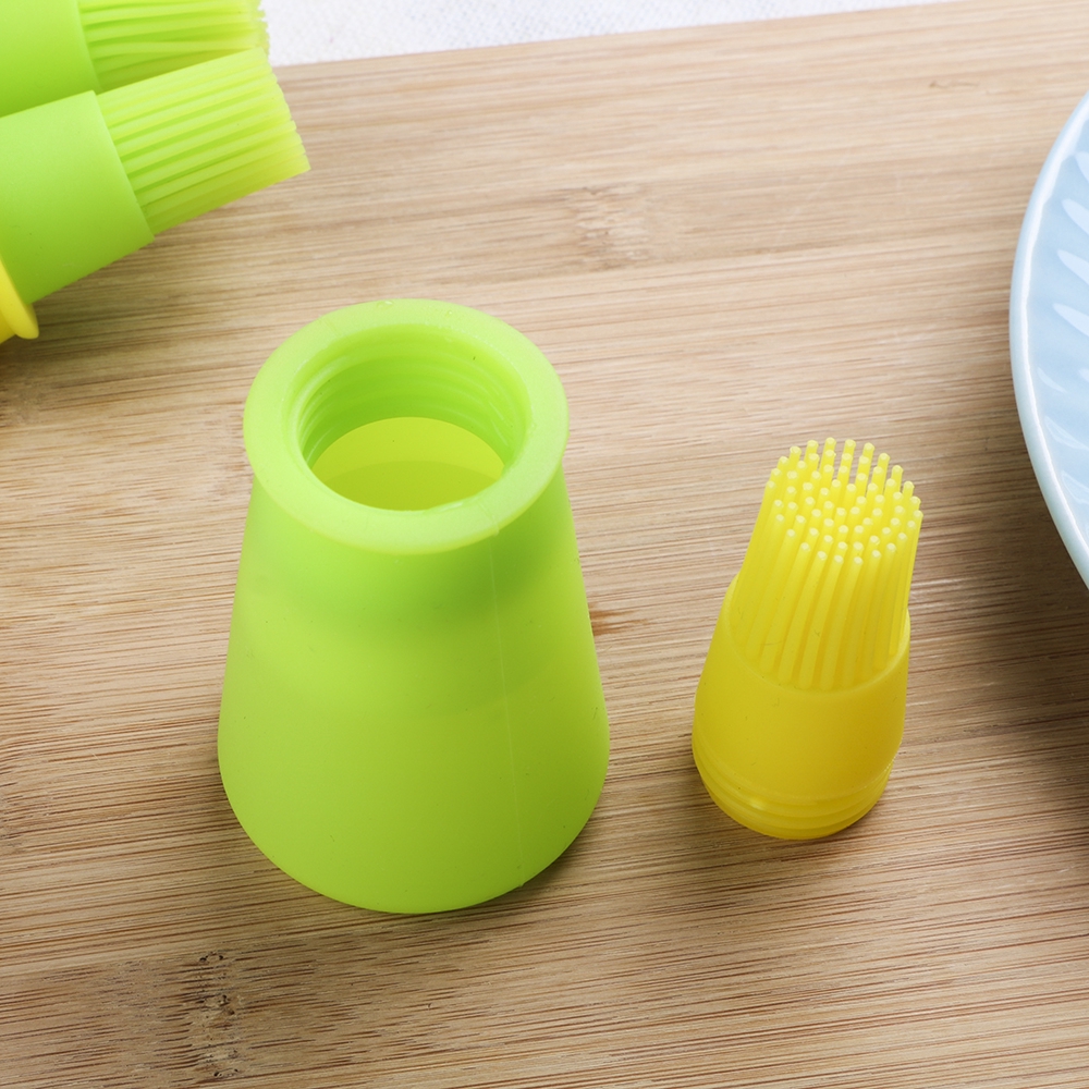 Chai đựng dầu bằng silicon có cọ phết tiện lợi cho nhà bếp