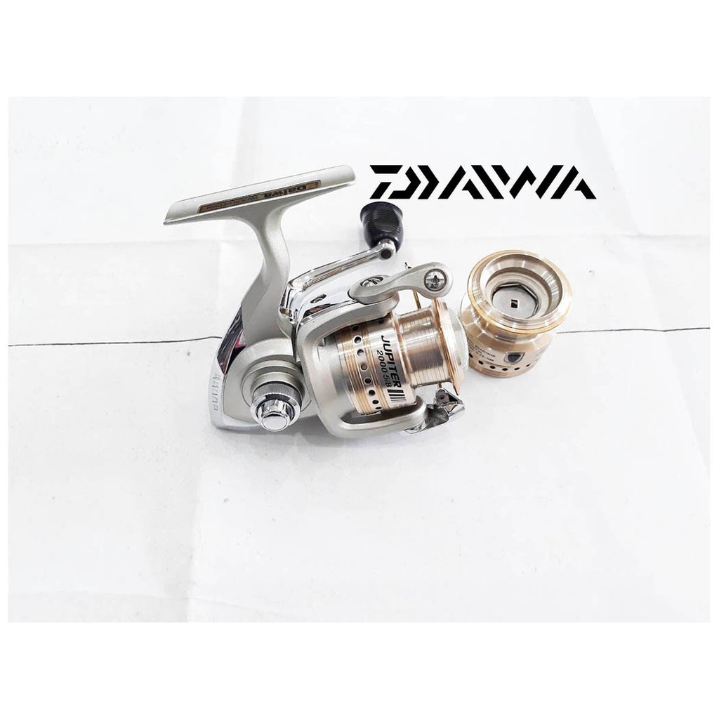 Máy câu 2000 Jupiter Daiwa -ĐỒ CÂU CÁ ĐỨC NGUYÊN Shop đồ câu cá uy tín