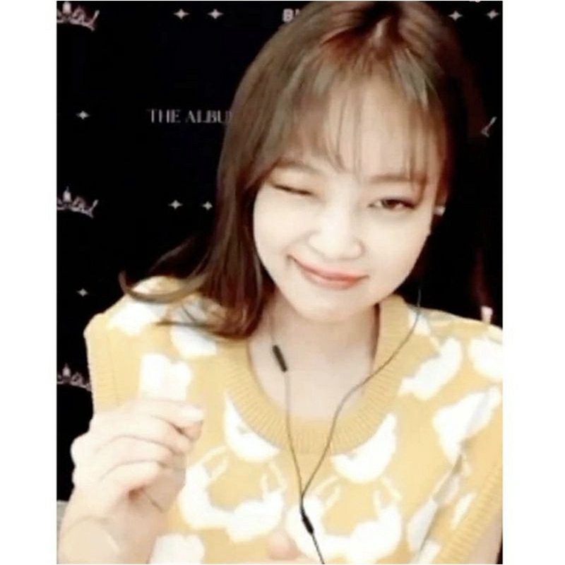 Áo gile in hình gấu giống Jennie BLACKPINK, Ten NCT, Yuqi I-DLE