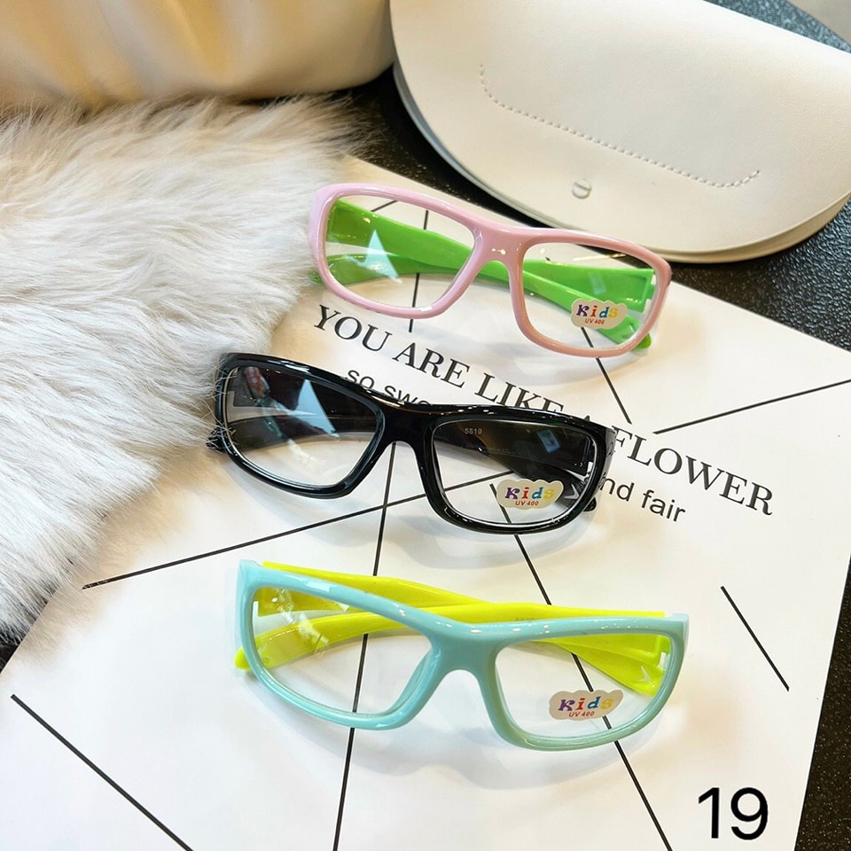 Kính Bé Trai Siêu Nhân Ôm Mặt