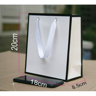 50 túi giấy trắng trơn viền đen đẹp