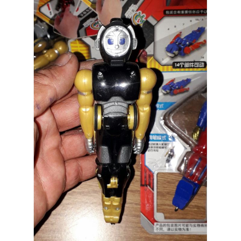 Một cái Mô hình robot chạy chớn trên đường đua bằng nhựa rất