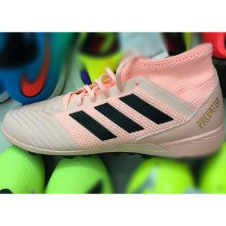 Giày đá bóng sân cỏ nhân tạo