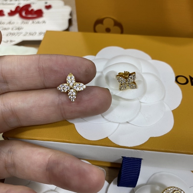 Ảnh thật- Bông tai cao cấp LV full box phụ kiện
