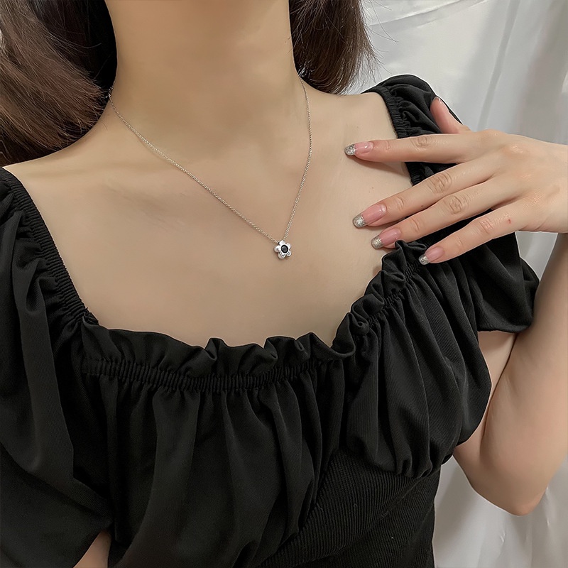 Dây chuyền Haimeikang mặt hình hoa nhỏ màu đen đính kim cương đơn giản dễ phối đồ cho nữ
