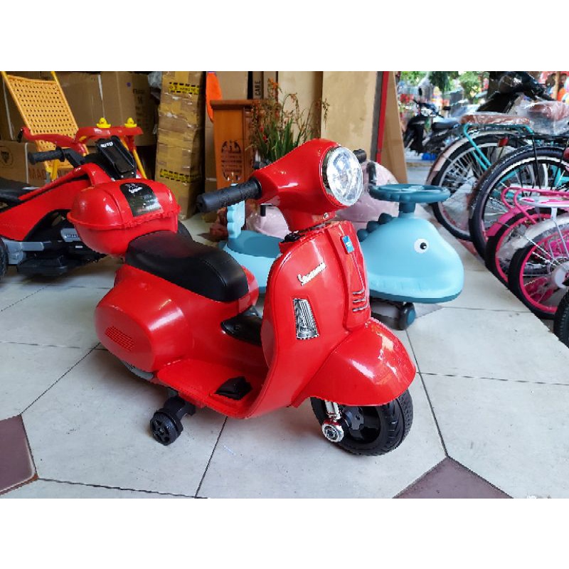 Xe máy điện vespa cho bé nhẵm chân ga Q518