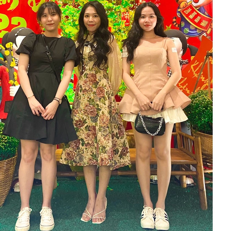 Chân váy trắng xòe