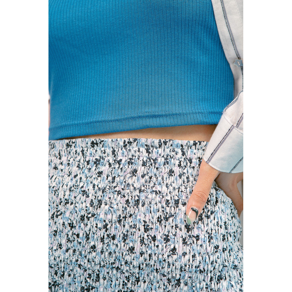 Chân váy ngắn chạy chỉ thun họa tiết hoa nhỏ màu xanh dương | BigBuy360 - bigbuy360.vn