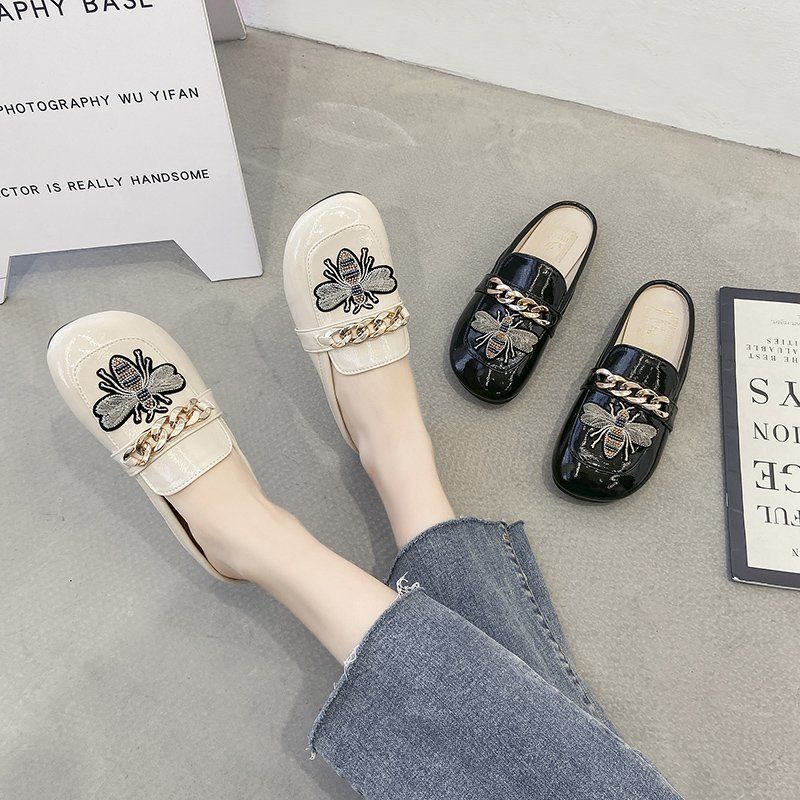 Giày sục nữ chất da bóng đế thấp thêu  ong viền quai xích