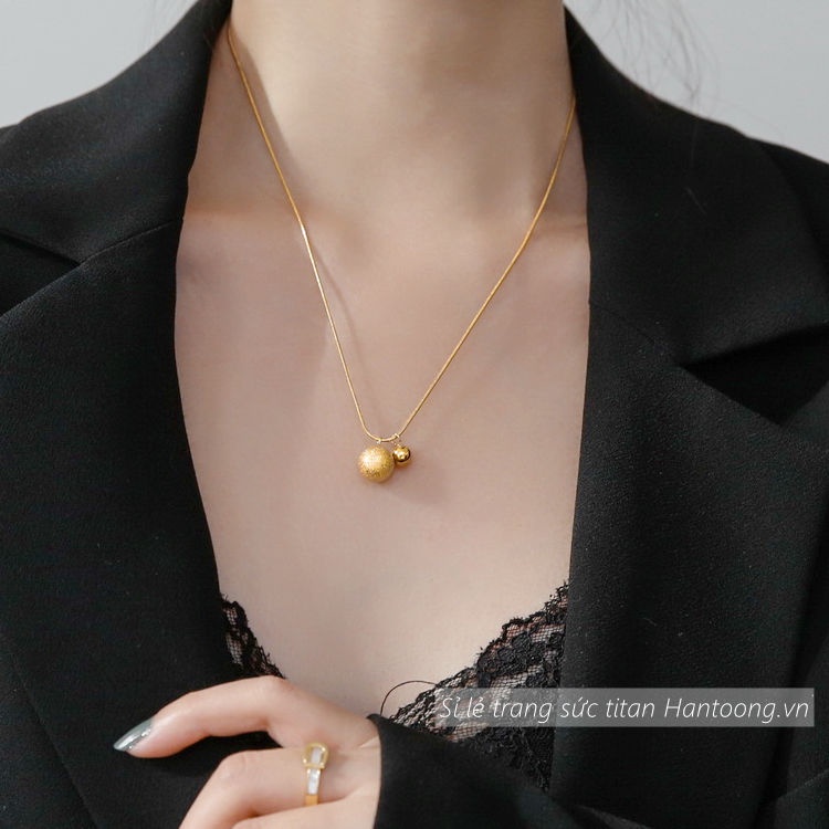 Vòng cổ nữ chất liệu titan mặt dây thiết kế hình bi tròn phun cát lấp lánh thời trang thanh lịch