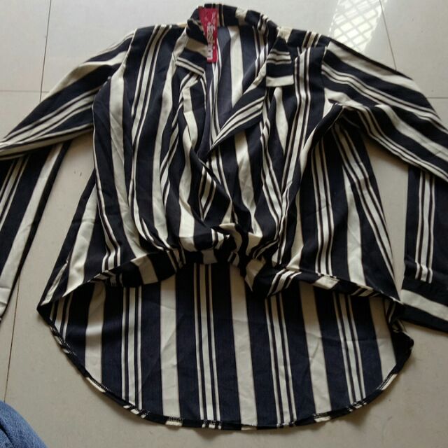 Bán cái áo sơmi sọc đắp chéo size l.55 kí đổ lại mặc thoải mái. Và váy body kim sa size m dạ hội.chân váy da bò size mls
