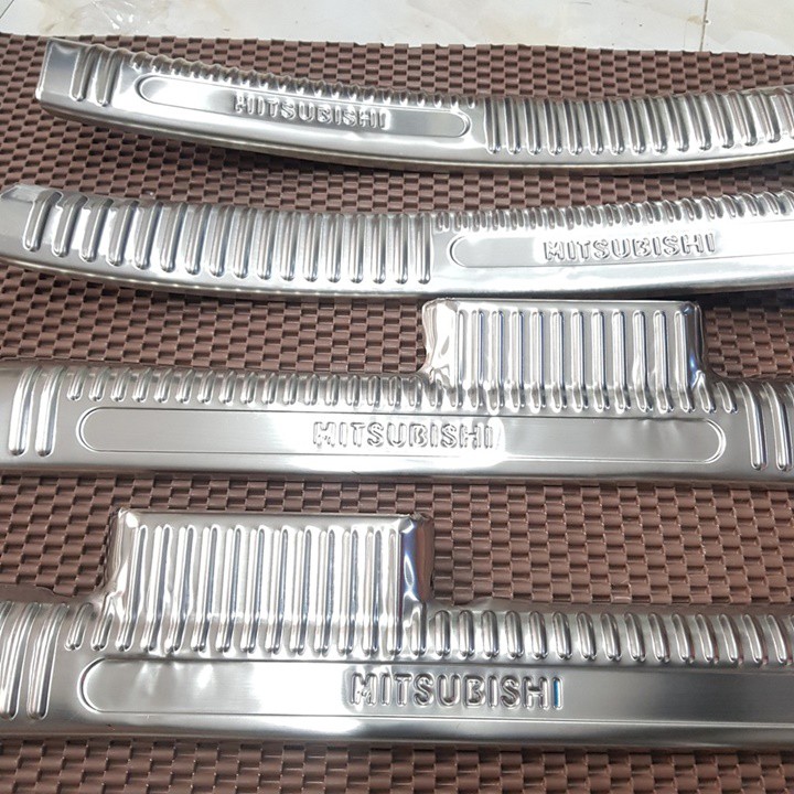 Bệ bước chân, nẹp bước chân inox trong ngoài, chén hõm cửa, ốp tay, nắp xăng xe Mitsubishi Attrage 2015-2019
