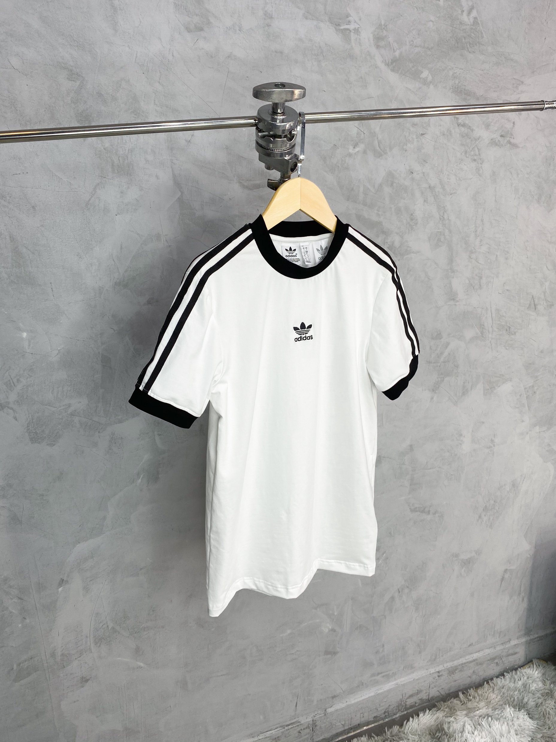 Áo trắng 3 sọc logo giửa mới 502 3-Stripes Tee in White Made in Cambodia full tag code