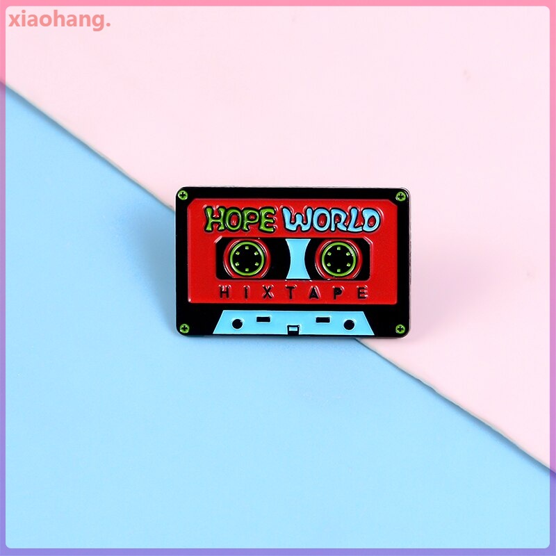 Huy hiệu cài áo hình cuộn băng nốt nhạc màu đỏ đen phong cách vintage