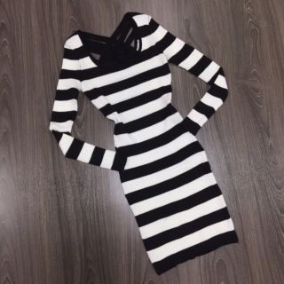 Đầm body len sọc.