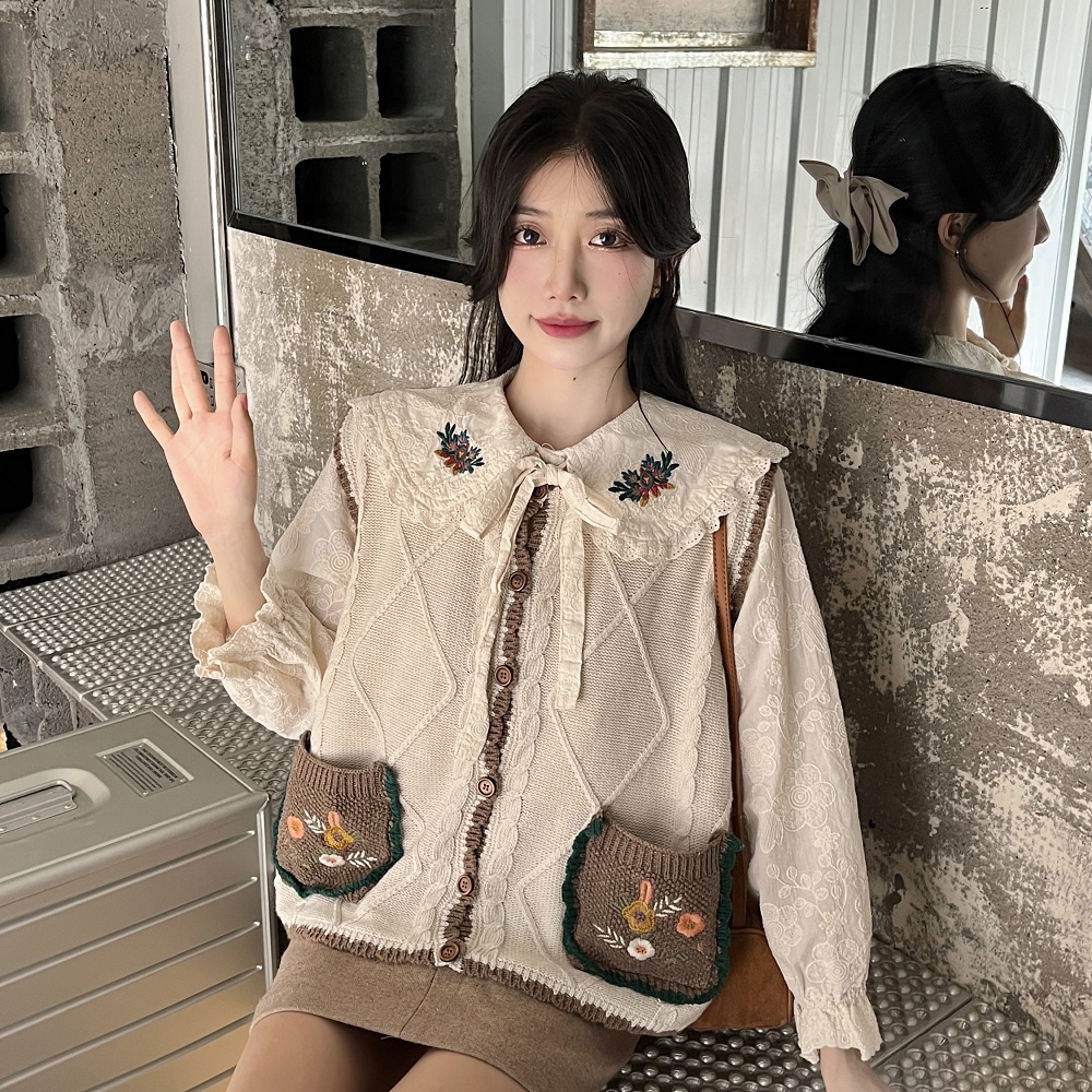 Áo khoác gile len nữ kiểu thêu hoa vintage, gile len nữ phối sơ mi form rộng cổ thêu 2700