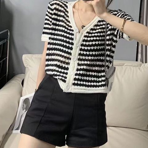 Áo len cardigan cổ V gài cúc