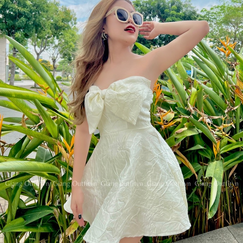 ĐẦM XOÈ NƠ NGỰC
