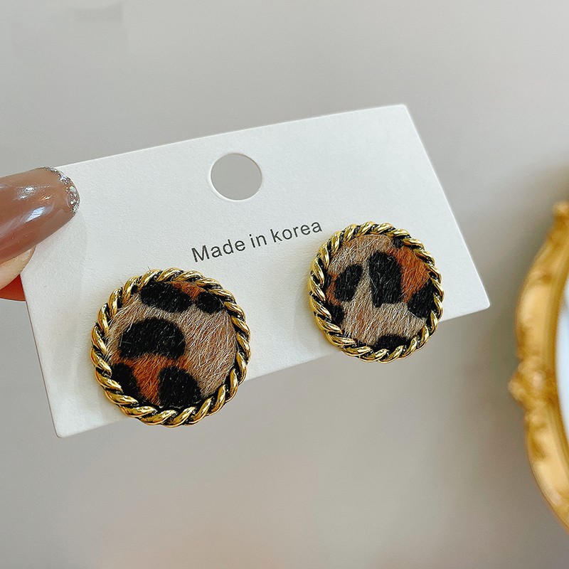 Bông tai họa tiết hoa báo cá tính cho các bạn trẻ trung năng động