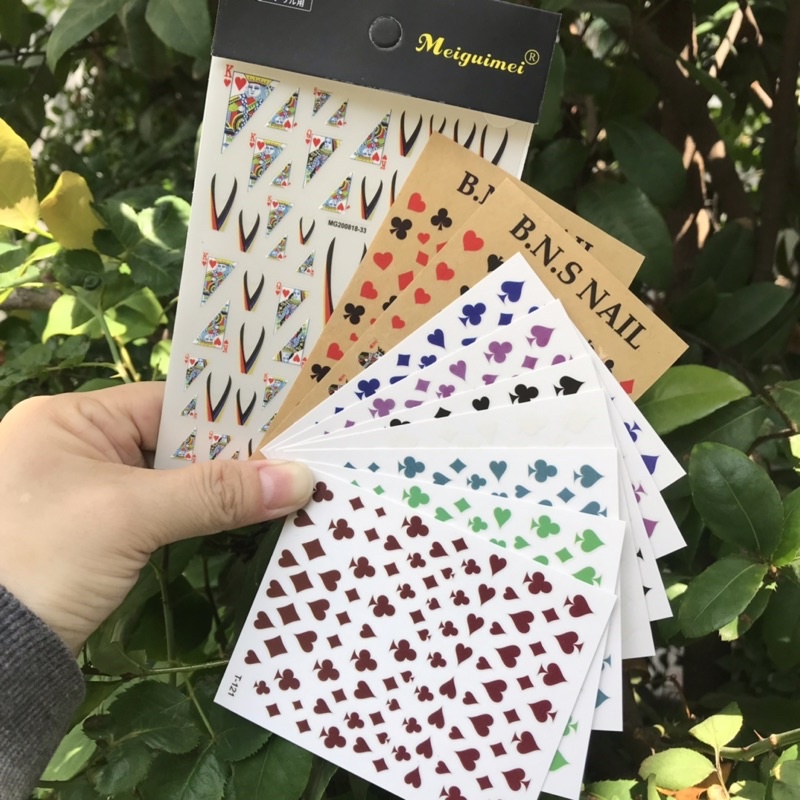 Sticker dán móng hoạ tiết lá bài trái tim
