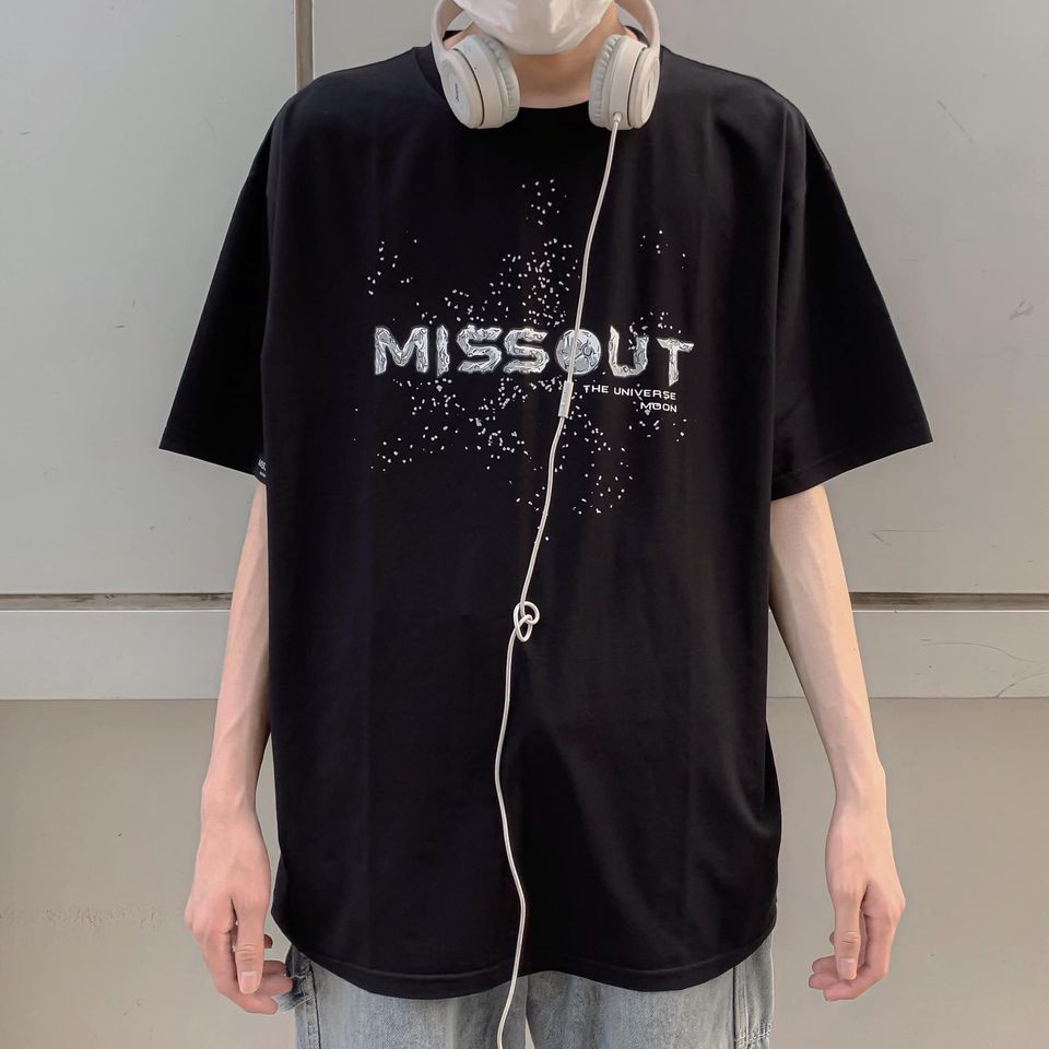 Áo thun Missout Moon universe unisex - missout streetwear local brand over tên lửa (Đen/Trắng) | BigBuy360 - bigbuy360.vn