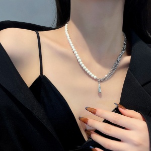 Vòng cổ thép titan đính ngọc trai nhân tạo thời trang