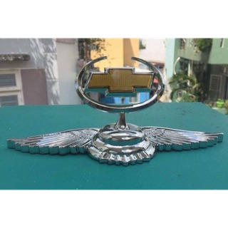 Logo Chevrolet cánh chim gắn nắp capo
