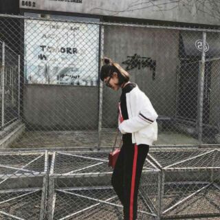 HOT TRENDY - QUẦN 1 LINE ĐEN ĐỎ