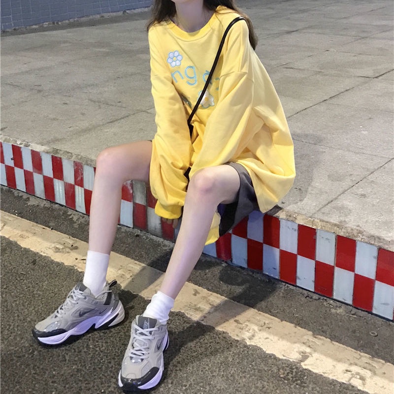 Áo thun IELGY cổ tròn dáng rộng thêu hình hoa trang trí thời trang dành cho bạn nữ