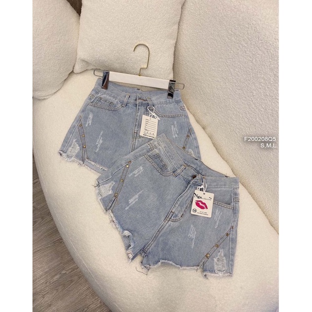 Quần short jeans rách đính khuy