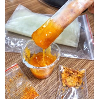 Bánh tráng phơi sương chấm muối béo.