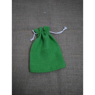 Túi vải bố màu xanh lá hoặc đỏ có dây rút