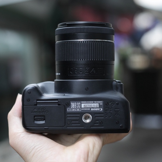 Bộ máy ảnh Canon EOS 100D  kèm ống kính Canon EF-S 18-55mm