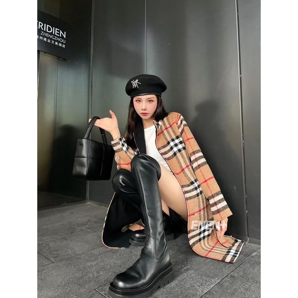 Áo khoác dạ dáng dài hai mặt một mặt trơn và hoạ tiết kẻ thương hiệu Burberry BBR cao cấp