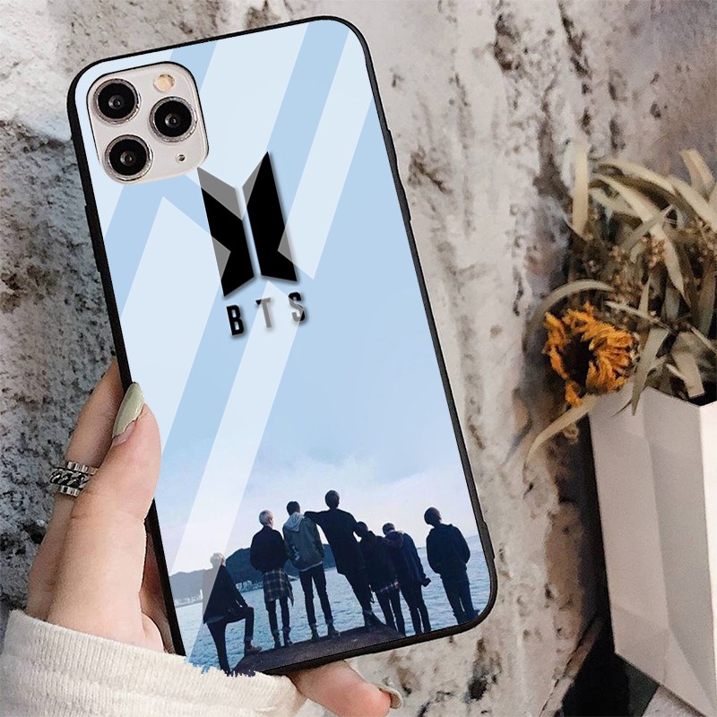 Ốp lưng tinh tế in logo BTS đen trên nền màu xanh - iphone 6s/6/7/8 plus/x/xr/xs max/11/11 pro max/12/12 promax HAN0016