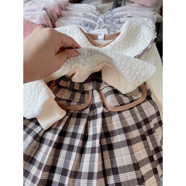 Bộ áo xốp gấu chân váy kẻ bé gái