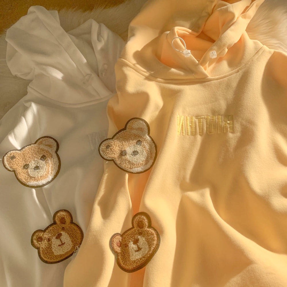 (Order) Áo hoodie nỉ da cá nỉ mỏng chữ nổi kèm sticker gấu xinh xắn có 2 màu ulzzang có size