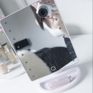 Gương makeup đèn led viền màn hình cảm ứng