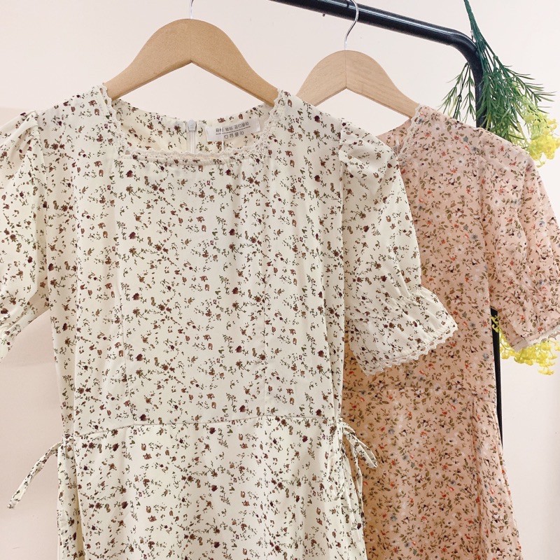 Đầm hoa nhí cổ vuông phối ren cổ và tay, khoá kéo, lót lụa,nơ buộc hai bên