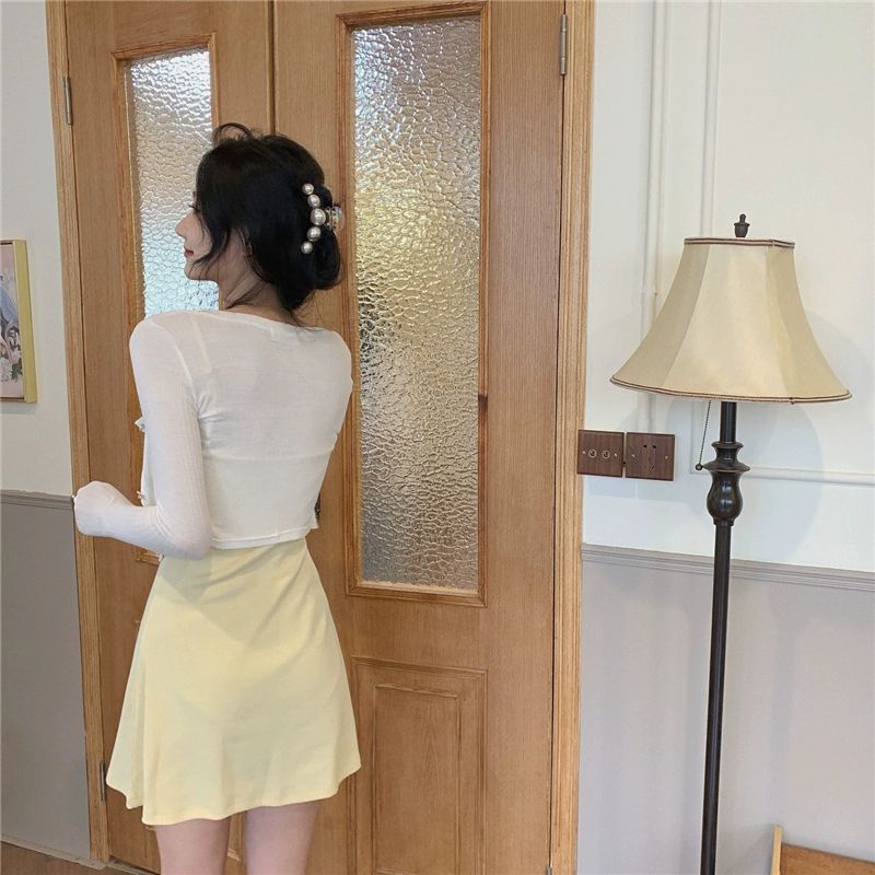 Váy hai dây màu vàng có sẵn cúp ngực kèm áo khoác crop trắng tay dài | BigBuy360 - bigbuy360.vn