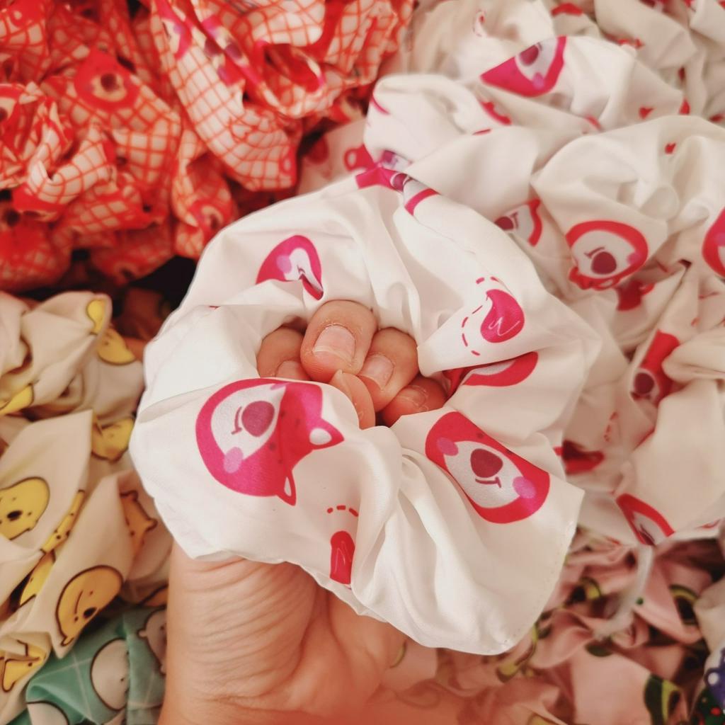 Cột tóc Scrunchies Gấu Dâu Hồng lotso cute