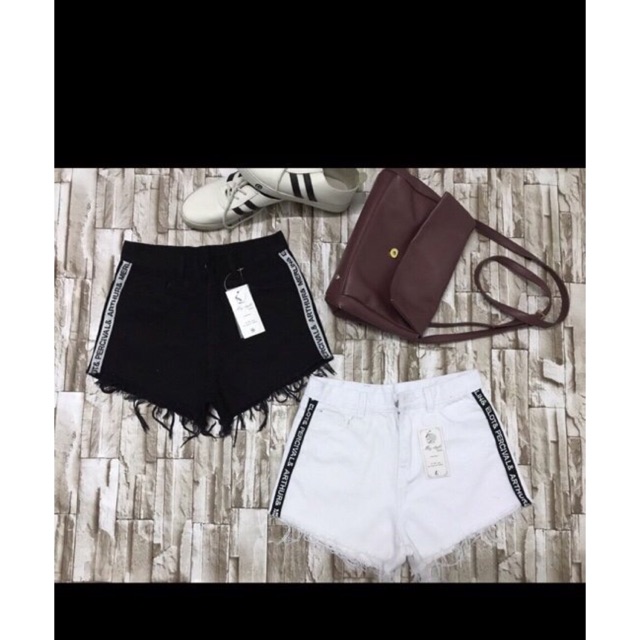 Sort jean còn 2 màu đen trắng size S nhen. Ảnh chụp thật m.n yên tâm nhé. Còn mỗi màu 1 chiếc cuối thôi.