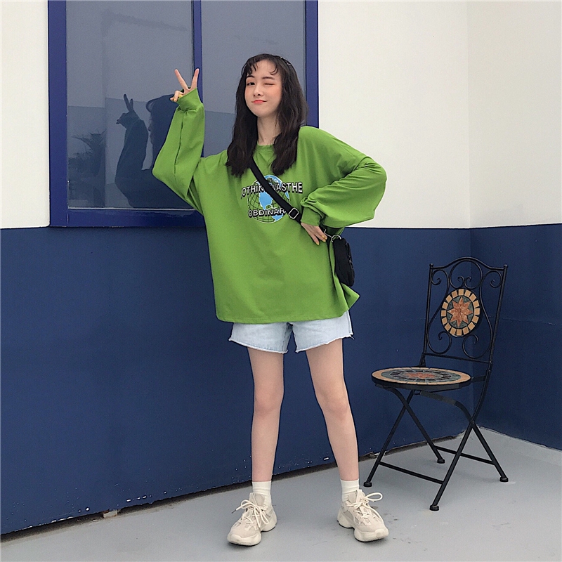 Áo thun nữ tay dài dáng rộng in chữ xinh xắn | BigBuy360 - bigbuy360.vn