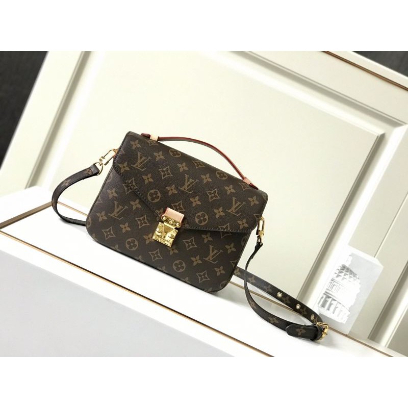 túi xách đeo chéo nữ da thật mặt sau có ngăn kéo khóa bên trong hai ngăn họa tiết monogram LV